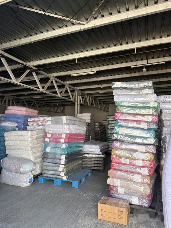 Baloturi de material tricot in diferite culori, in depozitul Suntex din Afumati