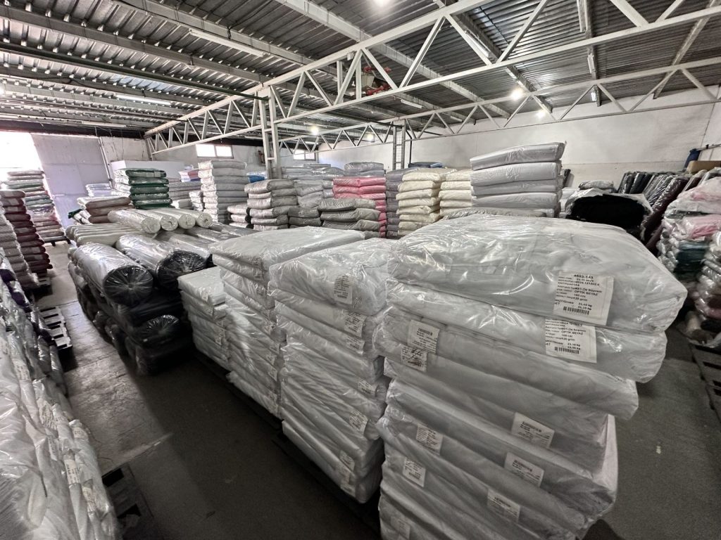 Depozitul de materiale textile Suntex din Afumati, judetul Ilfov, cu stoc de tricot in role