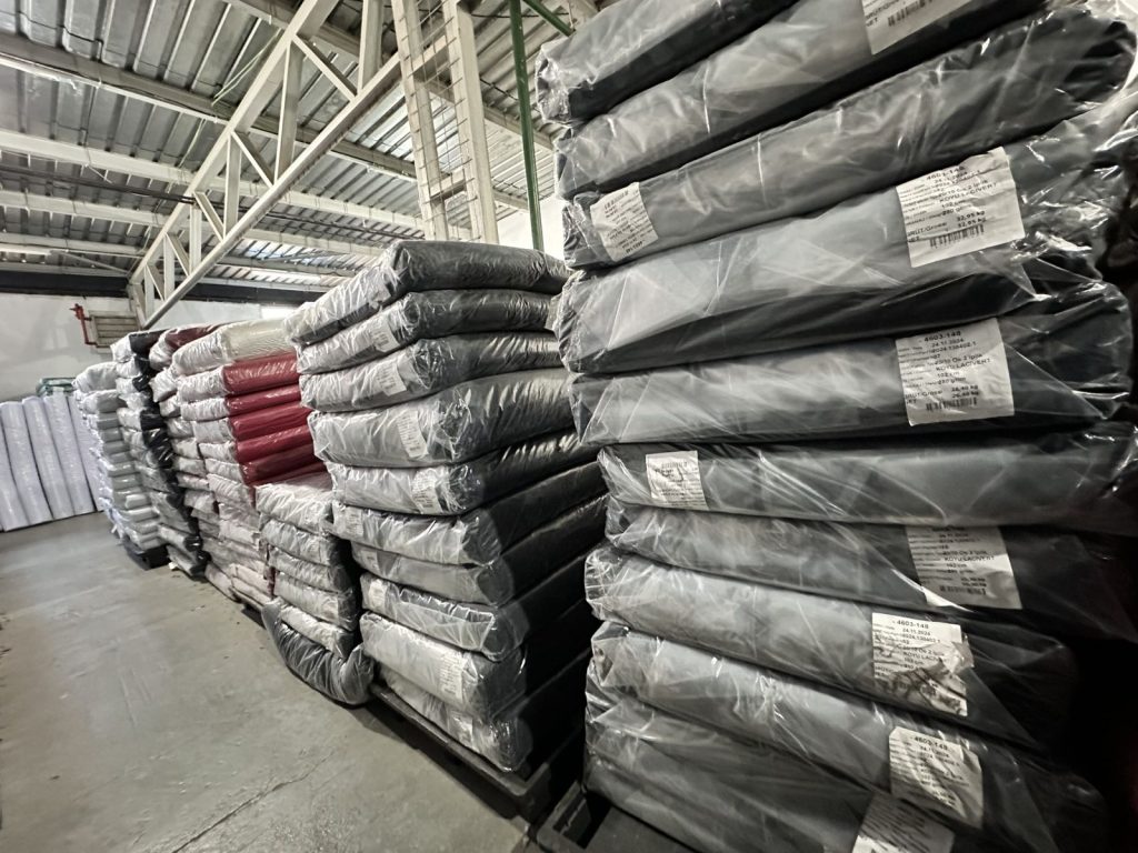 Etichete pe baloturi de material tricot din 2 fire, 280 g/mp, latime 102 cm, in depozitul Suntex