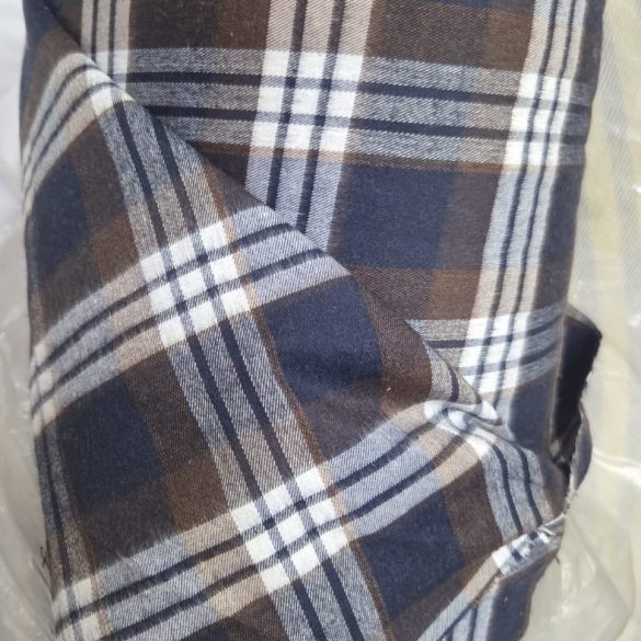 Material in carouri bleumarin si maro, tesatura flanel pentru camasi, din stocul Suntex