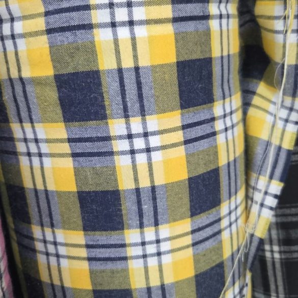 Material in carouri galben si bleumarin, tesatura flanel pentru camasi, din stocul Suntex