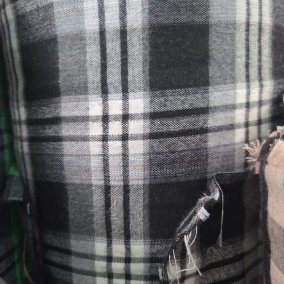Material in carouri gri si negru, tesatura flanel pentru camasi, din stocul Suntex