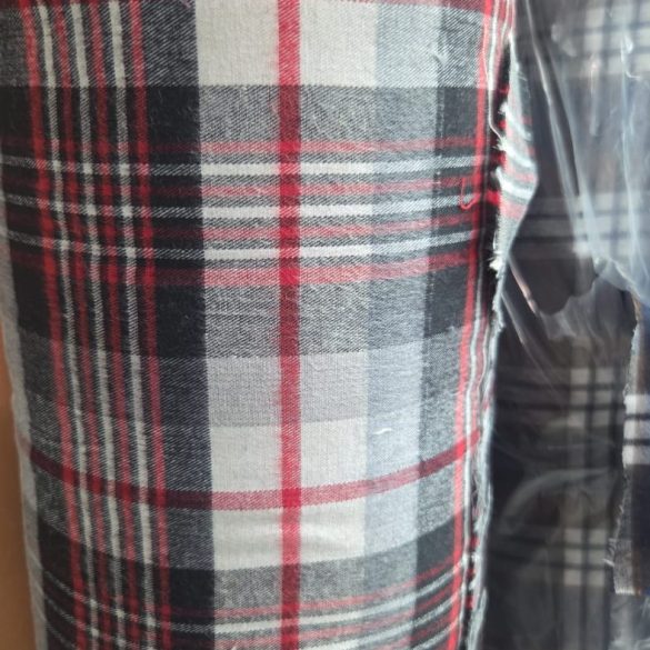 Material in carouri rosu si gri, tesatura flanel pentru camasi, din stocul Suntex