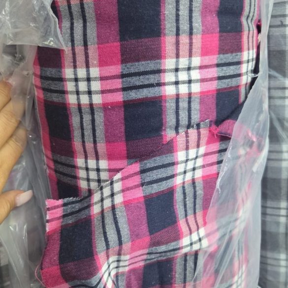 Material in carouri roz si bleumarin, tesatura flanel pentru camasi, din stocul Suntex