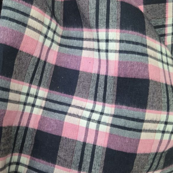Material in carouri roz pal si bleumarin, tesatura flanel pentru camasi, din stocul Suntex
