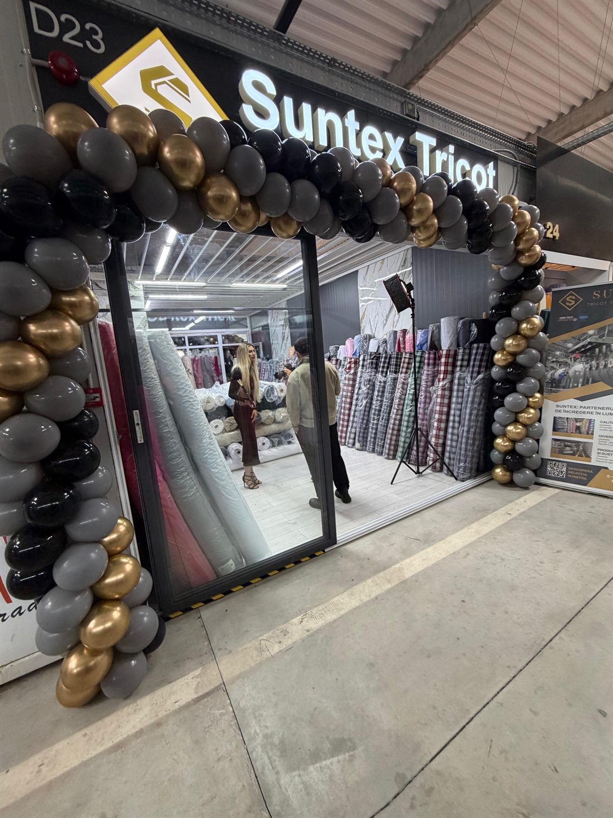 Standul Suntex Tricot D23-D24 din Smart Textil Center, Voluntari, cu role de materiale textile