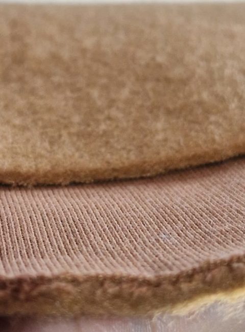 Material 3 fire flausat, maro: interiorul flausat si fata tricotata