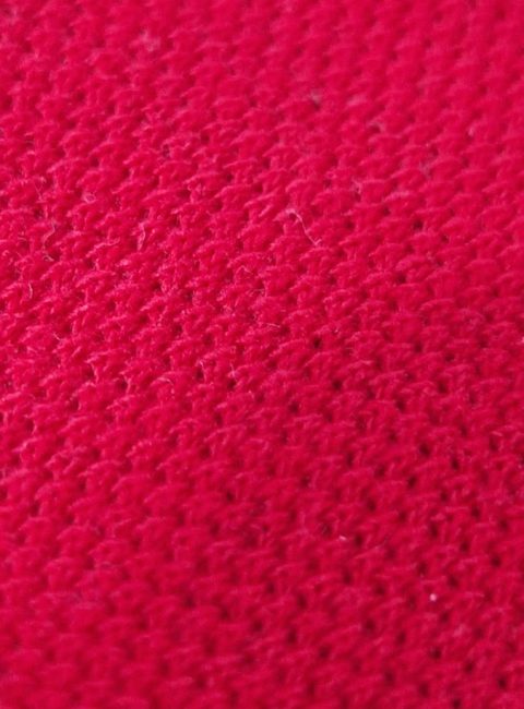 Material pique (lacoste), rosu: structura in relief, pentru tricouri polo