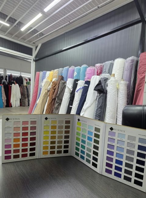 Catalogul de culori pentru materiale tricot, in standul Suntex din Voluntari