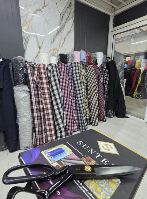 Materiale in carouri pentru camasi, la standul Suntex din Voluntari